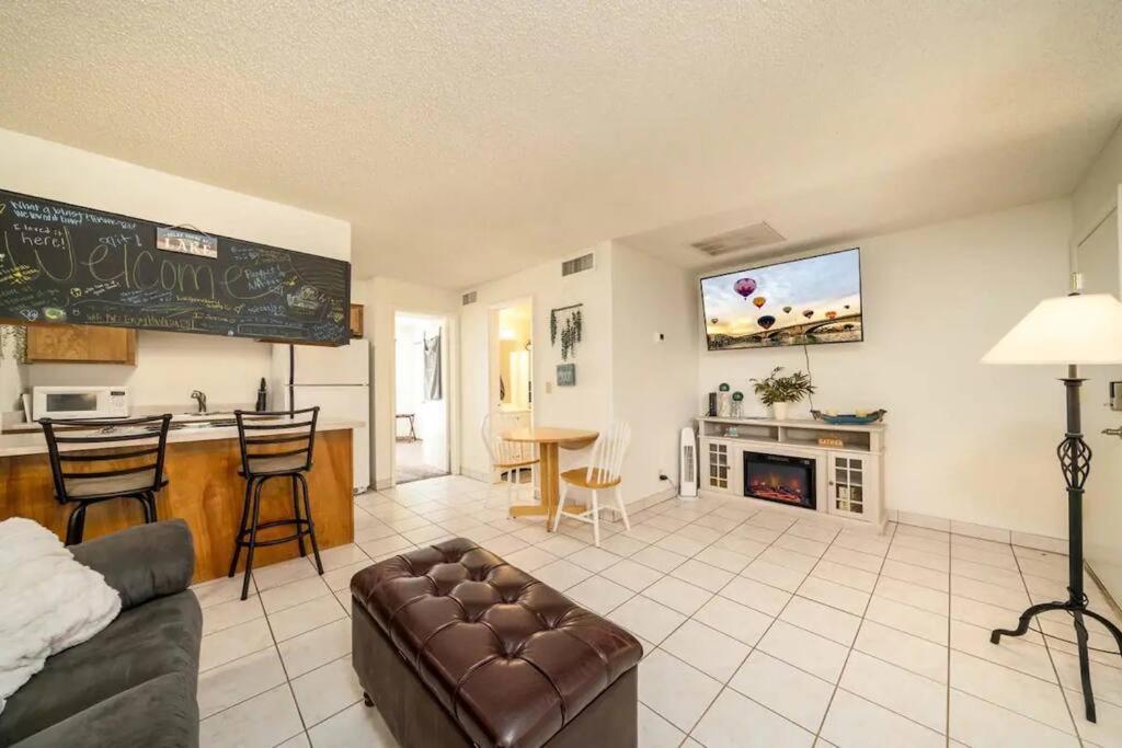 Pool King Lake Suite-Walk To Dt & Lake! Lake Havasu City Eksteriør billede